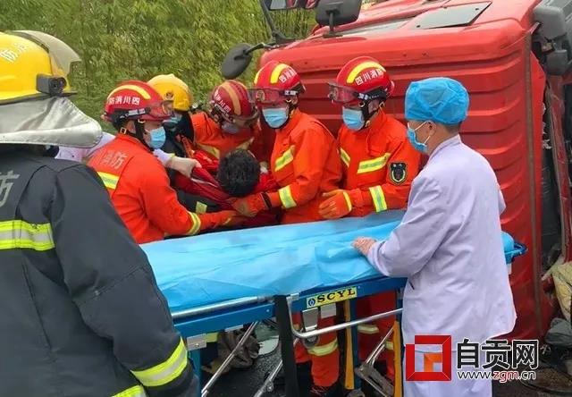 成自泸高速自贡段：一吊臂货车侧翻 司机获救后第一件事是找手机(图4)