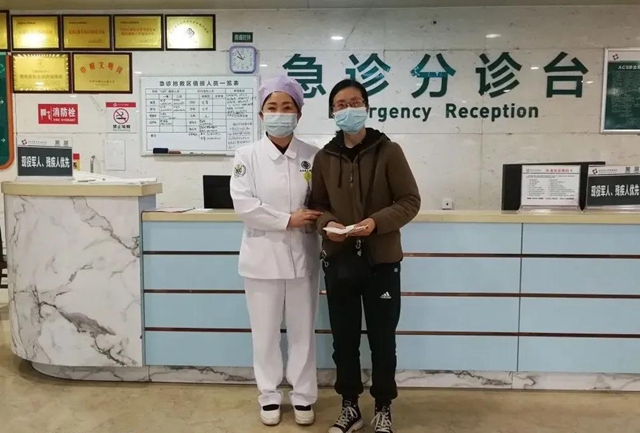失去亲人，他们竟然对医护人员做了······(图1)