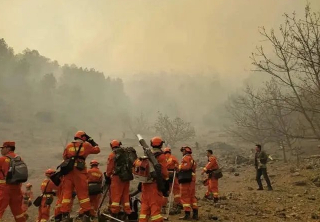 四川针对木里森林火灾启动三级响应 3000多人参与扑救(图4)
