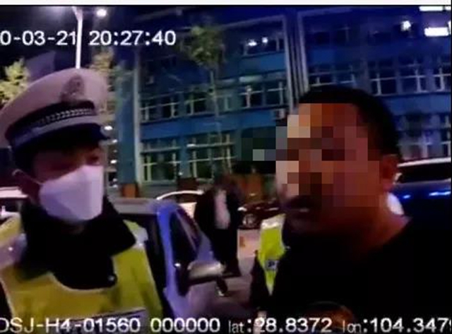宜宾一男子倒车撞上奔驰后拔腿就跑，躲进厕所……(图2)