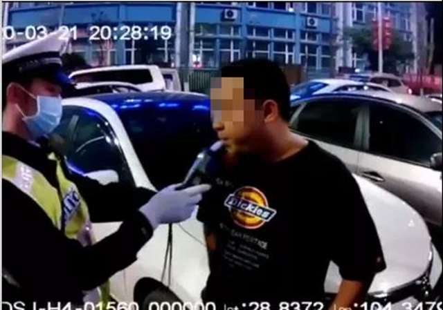 宜宾一男子倒车撞上奔驰后拔腿就跑，躲进厕所……(图3)