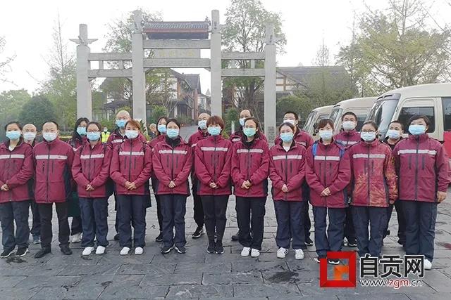 全城沸腾!自贡首批回川的20名援鄂医疗队员回家(图3) 全城沸腾!自贡首批回川的20名援鄂医疗队员回家(图3)