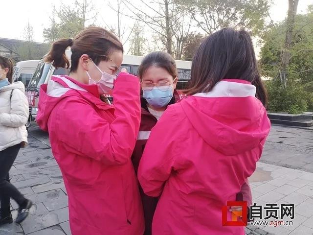 全城沸腾!自贡首批回川的20名援鄂医疗队员回家(图4) 全城沸腾!自贡首批回川的20名援鄂医疗队员回家(图4)