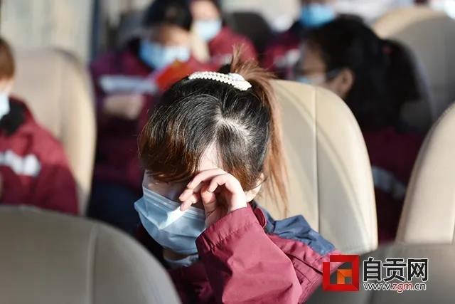 全城沸腾!自贡首批回川的20名援鄂医疗队员回家(图6) 全城沸腾!自贡首批回川的20名援鄂医疗队员回家(图6)