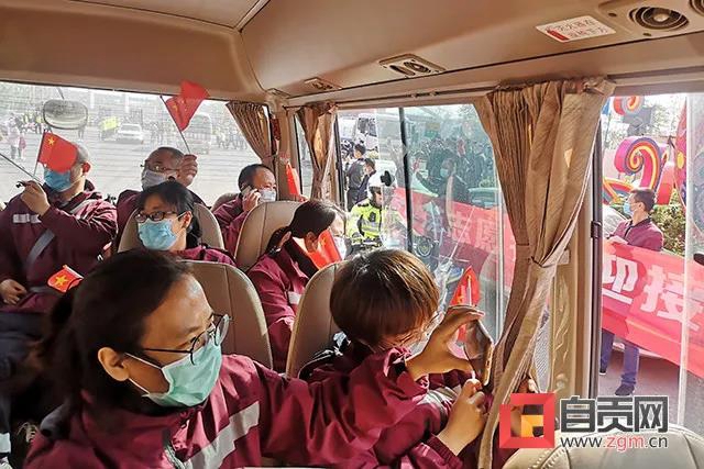 全城沸腾!自贡首批回川的20名援鄂医疗队员回家(图7) 全城沸腾!自贡首批回川的20名援鄂医疗队员回家(图7)