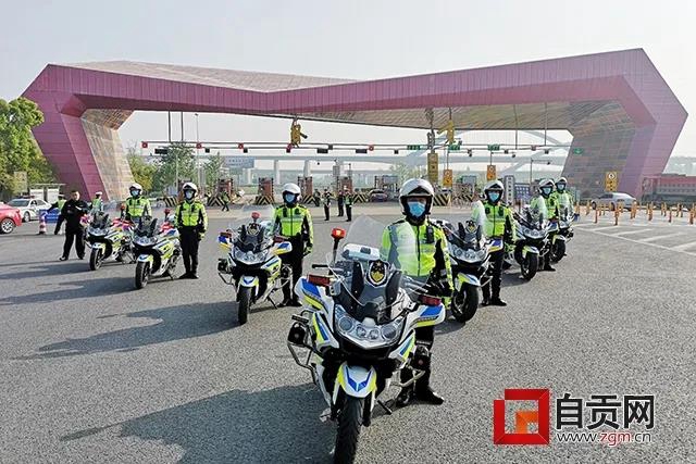 全城沸腾!自贡首批回川的20名援鄂医疗队员回家(图8) 全城沸腾!自贡首批回川的20名援鄂医疗队员回家(图8)