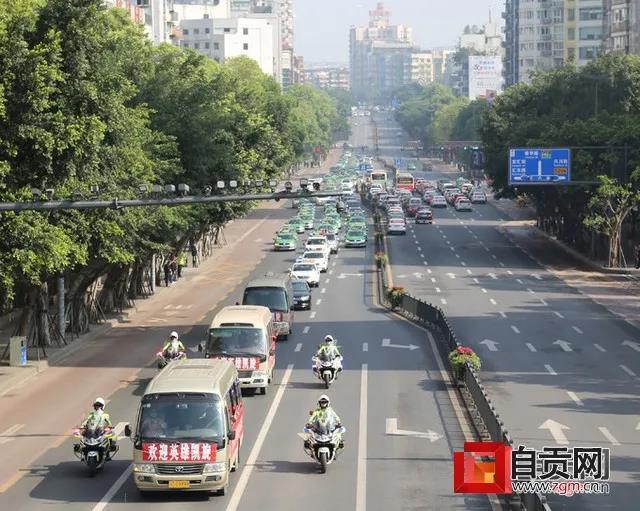 全城沸腾!自贡首批回川的20名援鄂医疗队员回家(图10) 全城沸腾!自贡首批回川的20名援鄂医疗队员回家(图10)