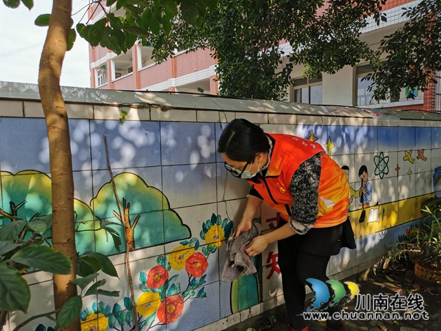 泸县得胜小学党支部开展“我爱我校 党员先行”卫生大扫除活动(图6)