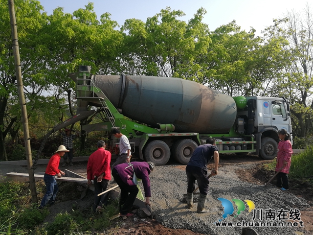 江阳区华阳街道西岸村：筹资投劳修公路 党建引领奔小康(图2)