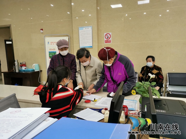 江阳区茜草街道沙坪社区多举措开展高龄津贴认证工作(图1)