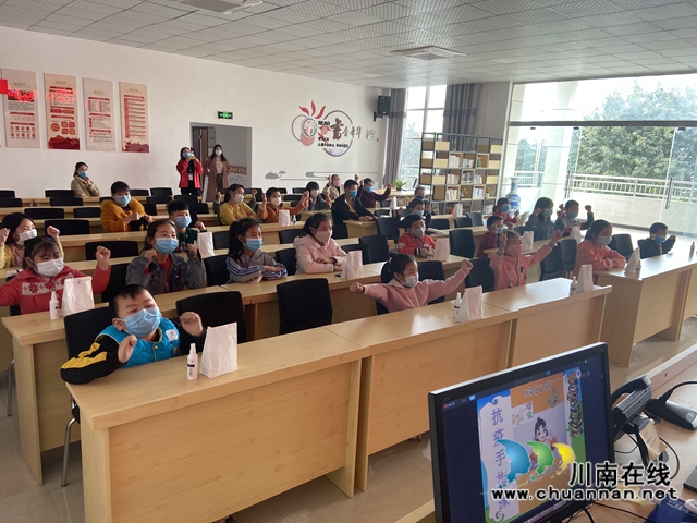 泸县玉蟾街道利用道德讲堂开展爱国主义教育活动(图2)