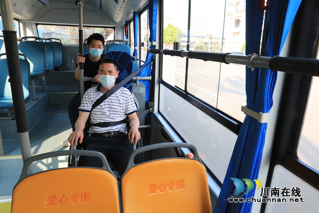 坐公交出行无障碍！泸州首次投入无障碍纯电动公交车(图2)