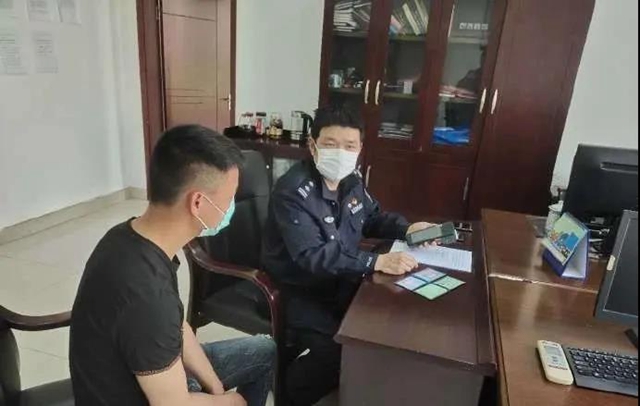 查！内江网友举报一辆奥迪车天窗“晒娃”后……(图2)