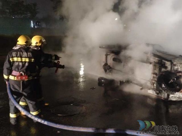 惊险!泸州一车辆发生燃烧 消防紧急救援(图2) 惊险!泸州一车辆发生燃烧 消防紧急救援(图2)