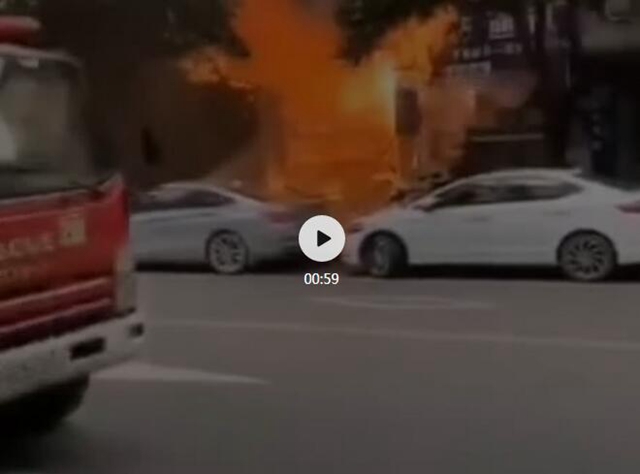 突发！珙县巡场一棉絮加工店突发大火，现场浓烟滚滚！(图1)