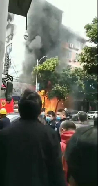 突发！珙县巡场一棉絮加工店突发大火，现场浓烟滚滚！(图4)