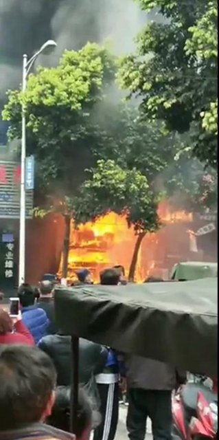 突发！珙县巡场一棉絮加工店突发大火，现场浓烟滚滚！(图3)