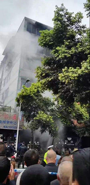 突发！珙县巡场一棉絮加工店突发大火，现场浓烟滚滚！(图2)