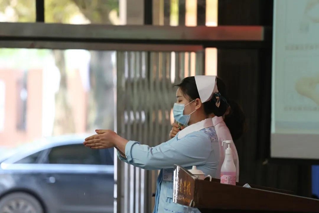 泸县二中外国语实验学校召开疫情防控专题培训会(图6)