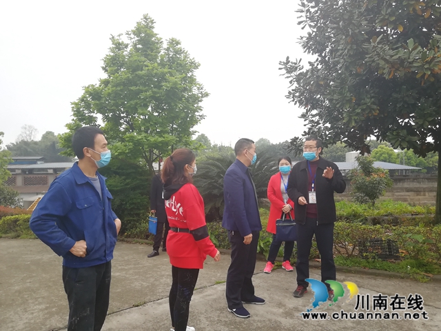 泸县卫计监督执法大队到百和镇督查职业健康管理工作(图1) 泸县卫计监督执法大队到百和镇督查职业健康管理工作(图1)