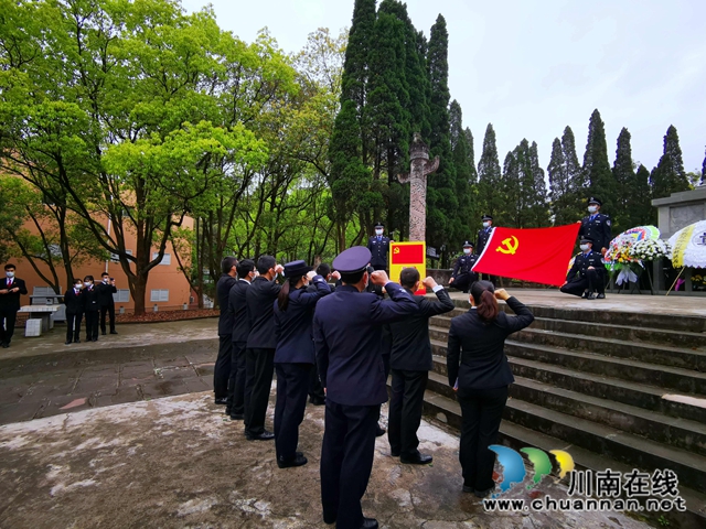 古蔺县法院组织开展“我们的节日.清明”主题扫墓活动(图1) 古蔺县法院组织开展“我们的节日.清明”主题扫墓活动(图1)