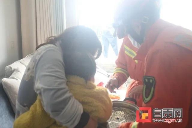 5分钟！自贡一女娃被蒸格卡住的手指成功取出