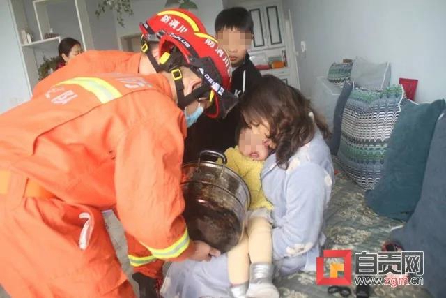 5分钟！自贡一女娃被蒸格卡住的手指成功取出(图2)