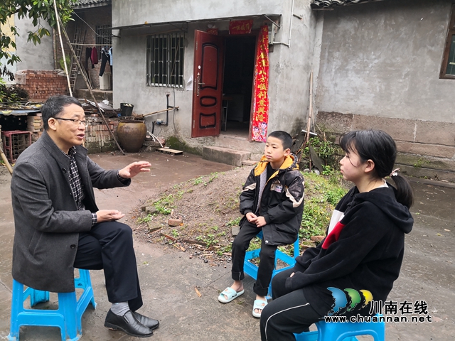 龙马潭区税务局走访扶贫结对户助力特殊“开学季”(图1) 龙马潭区税务局走访扶贫结对户助力特殊“开学季”(图1)