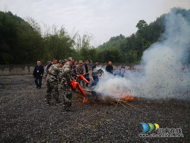 叙永县天池镇强化森林防火应急准备(图2)