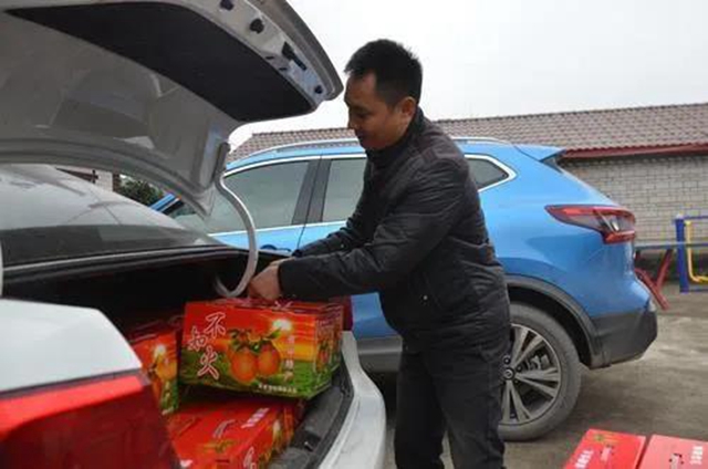 嘿！内江这位干部，咋会去当“快递小哥”呢？