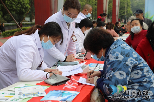 江阳区华阳街道开展“防疫有我、爱卫同行”集中宣传活动(图1)