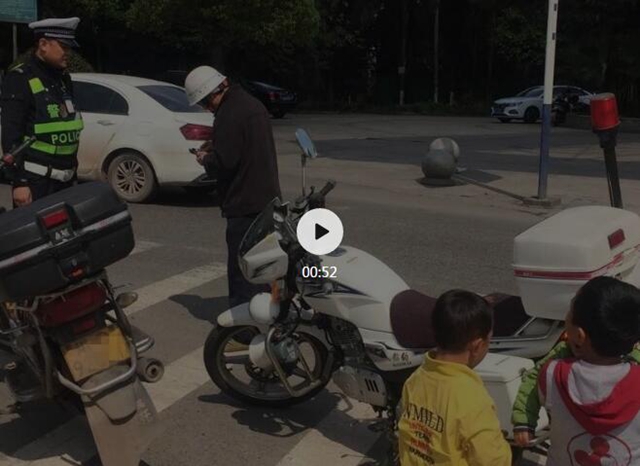 胆大！宜宾一男子酒后驾驶摩托车，还载着3个小孙子！