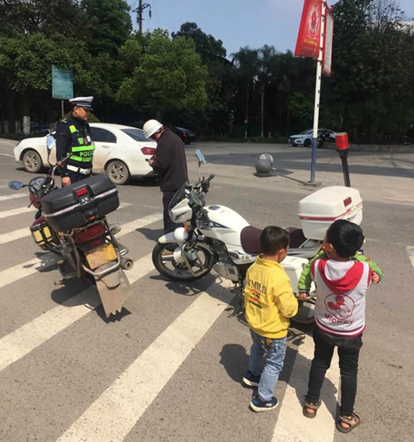 胆大！宜宾一男子酒后驾驶摩托车，还载着3个小孙子！(图3)