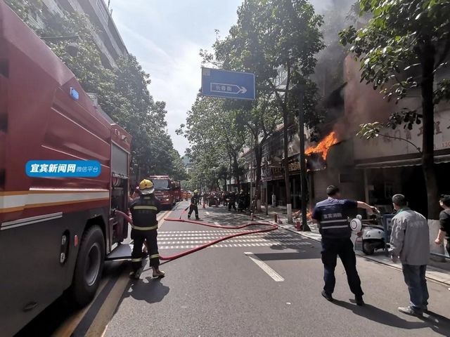 惊险！宜宾老城区一正在营业的餐馆突然起火！接下来这一幕……(图3)