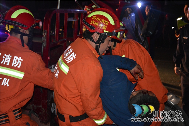 古蔺一三轮车追尾吊车 泸州消防10分钟救出被困司机