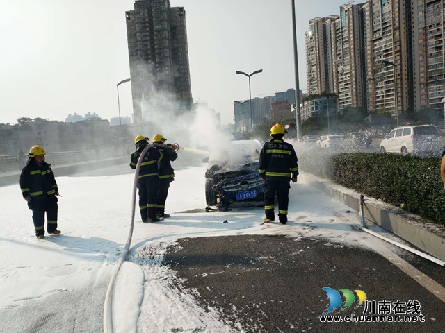 泸州沱二桥上一辆车燃烧　消防员2分钟内控制住火情(图5)
