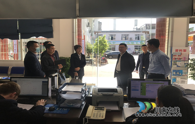 宜宾江安县委书记李强调研下长镇便民服务中心标准化建设提档升级工作(图1)