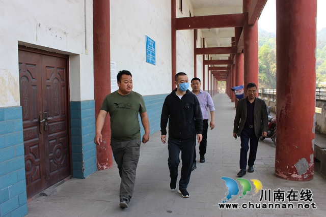 泸县玉蟾街道开展河长制整治工作(图2)