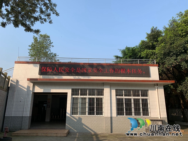 泸县玉蟾街道开展“国家安全教育日”宣传活动(图1)