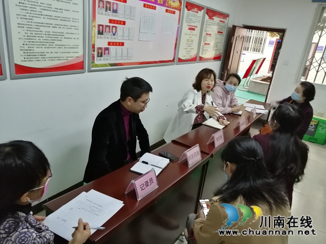 龙马潭区小市街道“两代表一委员”走进社区倾听群众声音(图1)