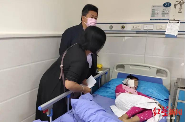 揪心！阿拉斯加犬扑倒咬伤女童脸部，宜宾警方介入调查！