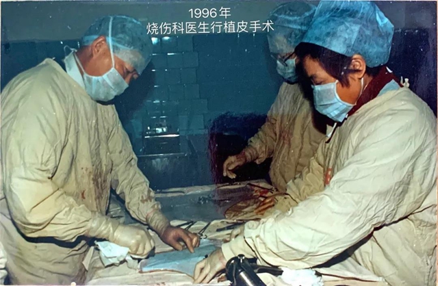 【风雨70载·忠山力量】上世纪八十年代，她用猪皮为烧伤患者植皮(图6)