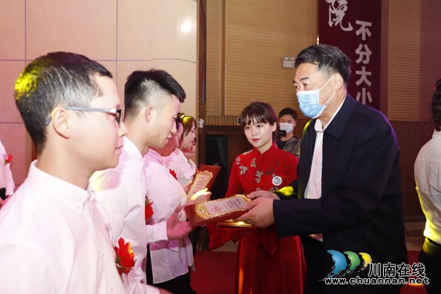 西南医科大学附属中医医院举行抗疫一线英雄表彰大会(图7) 西南医科大学附属中医医院举行抗疫一线英雄表彰大会(图7)