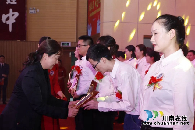 西南医科大学附属中医医院举行抗疫一线英雄表彰大会(图5) 西南医科大学附属中医医院举行抗疫一线英雄表彰大会(图5)