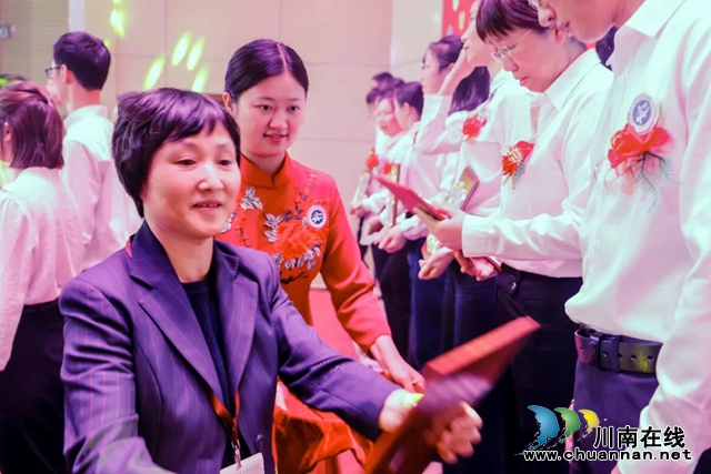 西南医科大学附属中医医院举行抗疫一线英雄表彰大会(图9) 西南医科大学附属中医医院举行抗疫一线英雄表彰大会(图9)