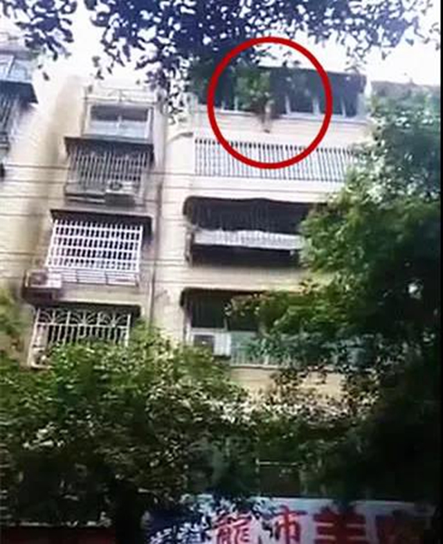 隆昌：救人！救人！六楼外面，悬空挂着个小娃娃