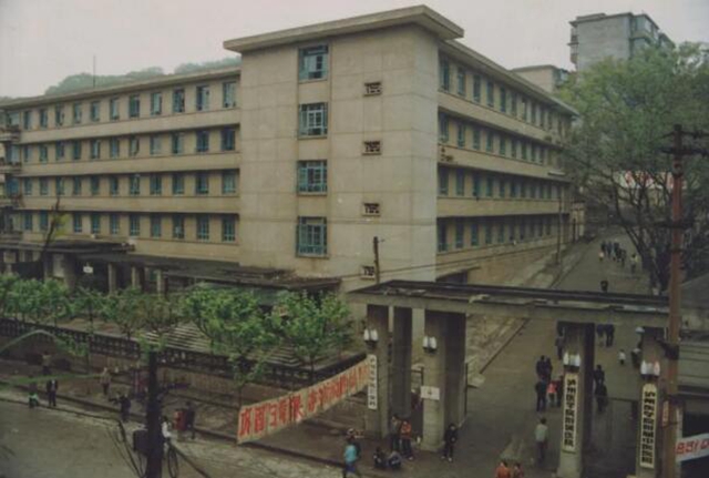 【70年·时移境迁】变了又变的西南医大附院大门，你看过几个？(图4)