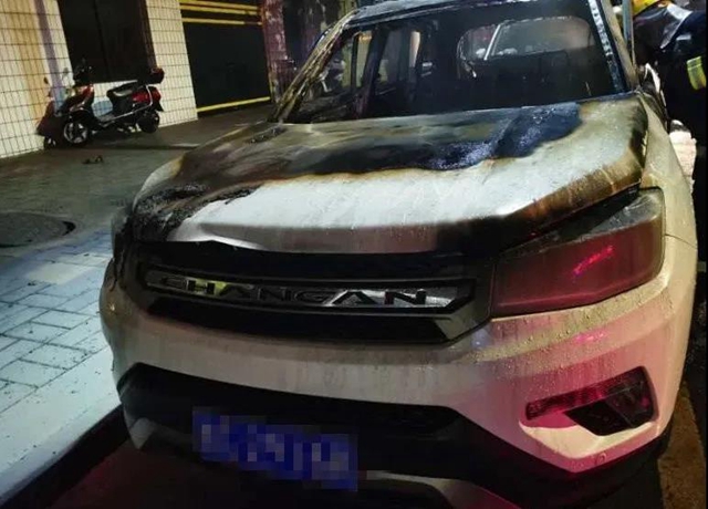 这个前任太奇葩!合江一男子提斧头和20斤汽油报复前女友(图2) 这个前任太奇葩!合江一男子提斧头和20斤汽油报复前女友(图2)