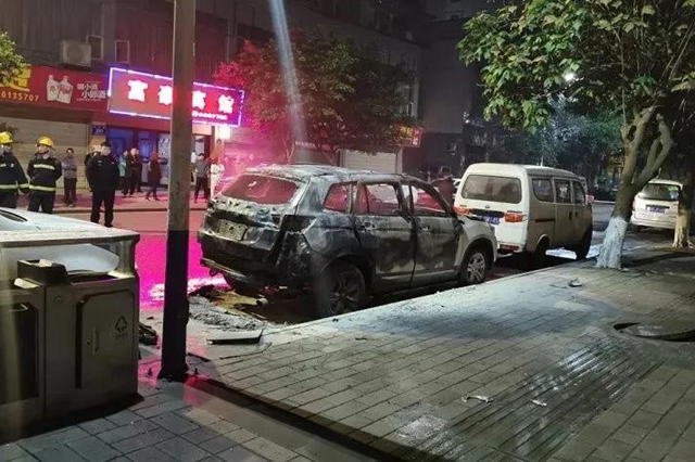 这个前任太奇葩!合江一男子提斧头和20斤汽油报复前女友(图3) 这个前任太奇葩!合江一男子提斧头和20斤汽油报复前女友(图3)