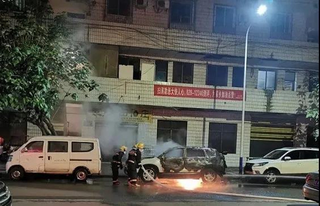 这个前任太奇葩!合江一男子提斧头和20斤汽油报复前女友(图4) 这个前任太奇葩!合江一男子提斧头和20斤汽油报复前女友(图4)